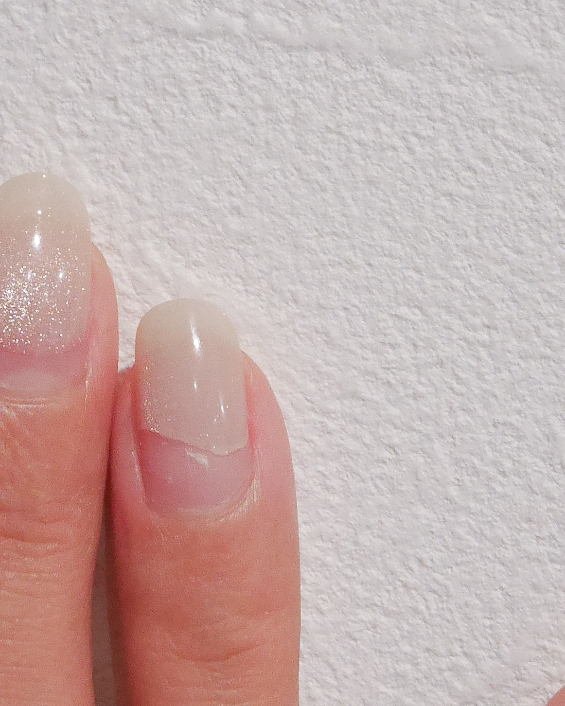 爪のピンクの部分（ネイルベッド）がよく見える自爪のアップ