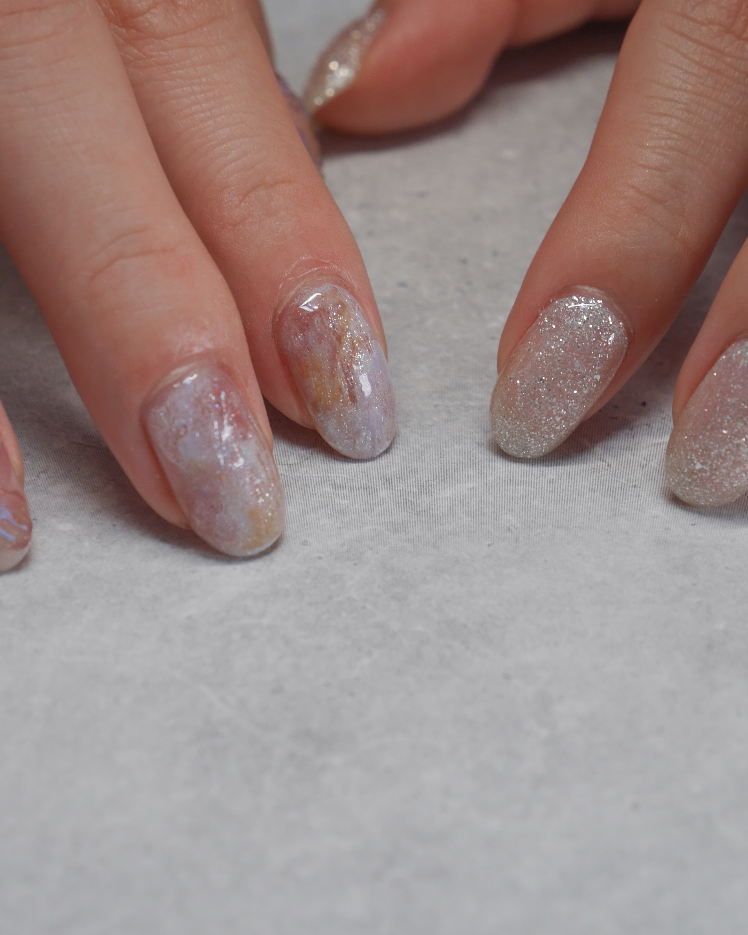 爪まわりまで丁寧に整えられた指先のアップ（COSMOS NAILの施術例）