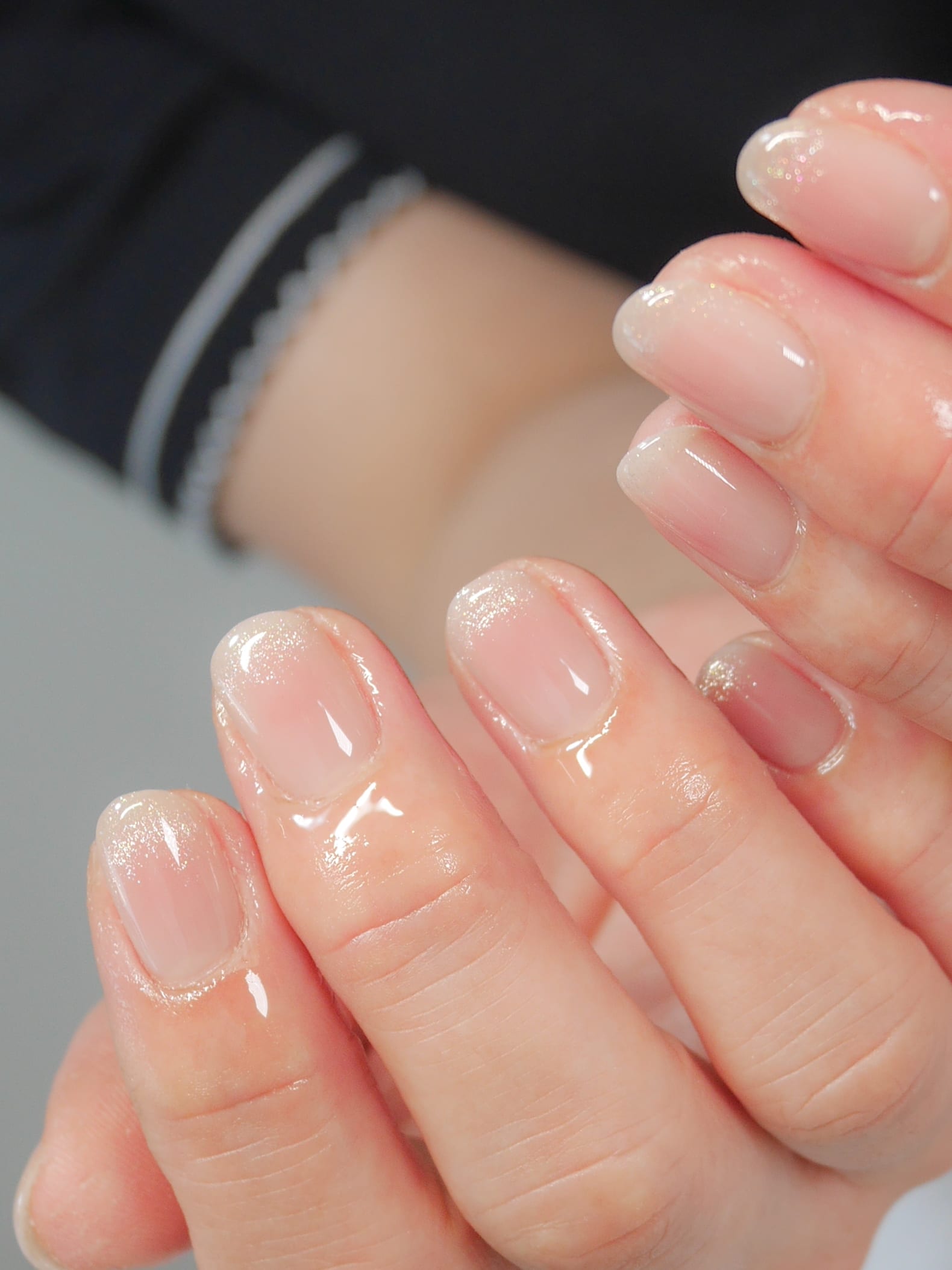 つやのあるシンプルなワンカラーネイルの手元